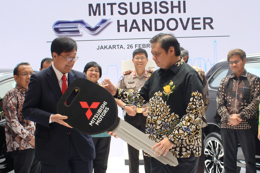 Mitsubishi Serahkan 10 Mobil Listrik