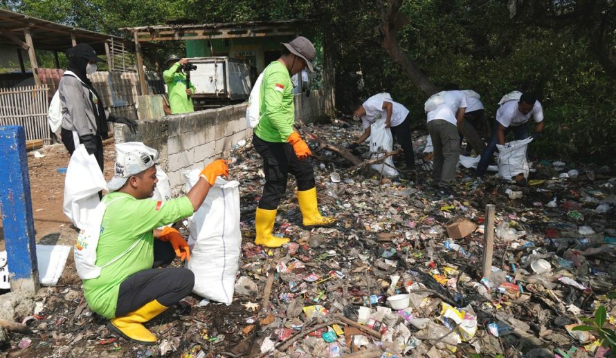 Serentak, PLN Bersihkan Sampah di 56 Lokasi