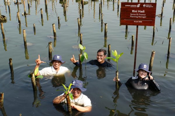Tanam Mangrove di Pesisir Jakarta, Aksi Lingkungan DSLNG di Luar Area Operasi