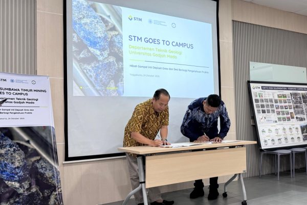 STM Hibahkan Sampel Inti Deposit Onto ke UGM