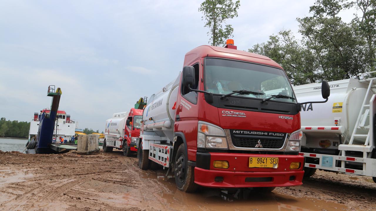 LPG dan Mobil Tanki Dikirim Pakai LCT dari Kalimantan