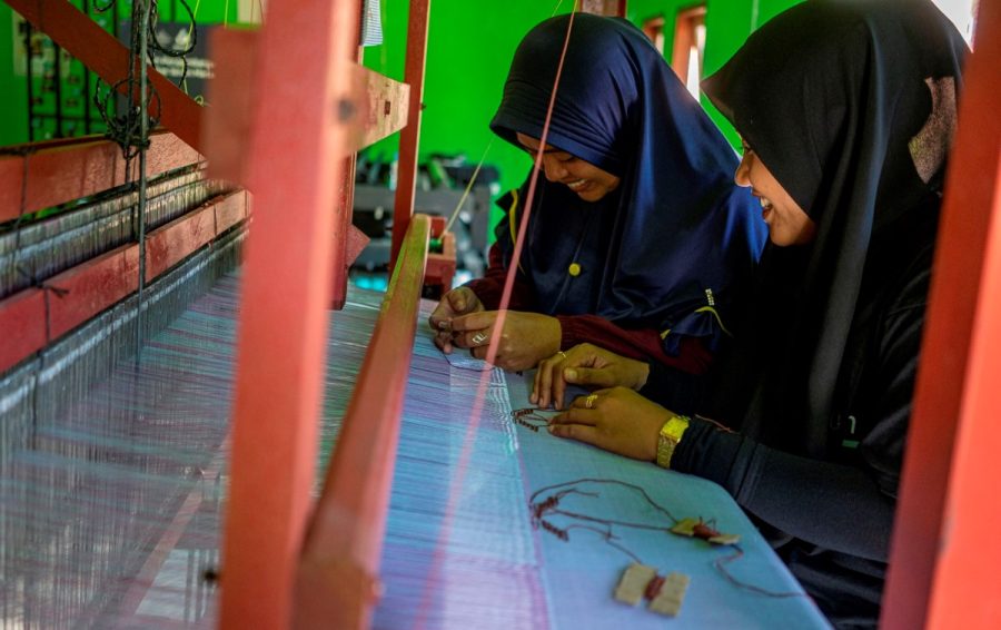 Bangkitkan Budaya Tenun, AMMAN Raih Penghargaan Subroto