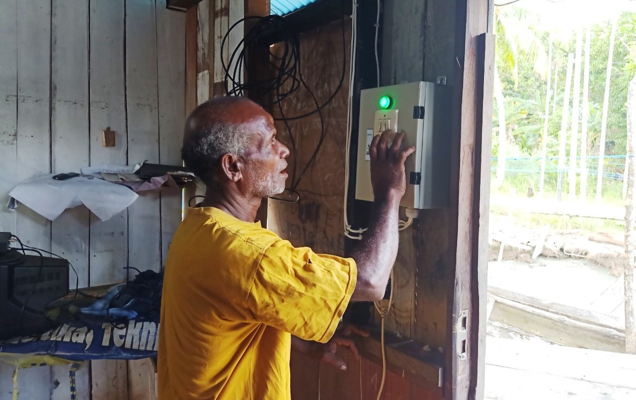 Dengan APDAL, PLN Terangi Kampung di Kepulauan Yapen