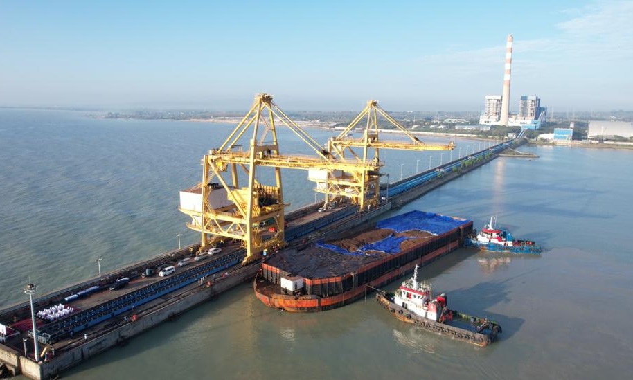 First Unloading Biomassa di PLTU Tanjung Awar Awar