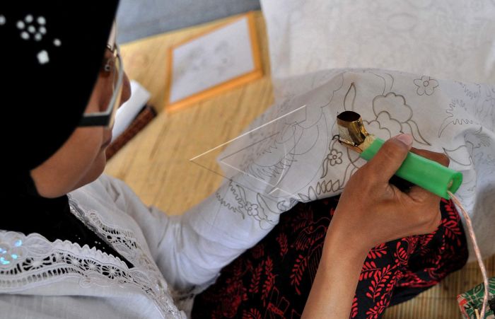 PLN Ajak Pembatik Berinovasi dengan Canting Listrik