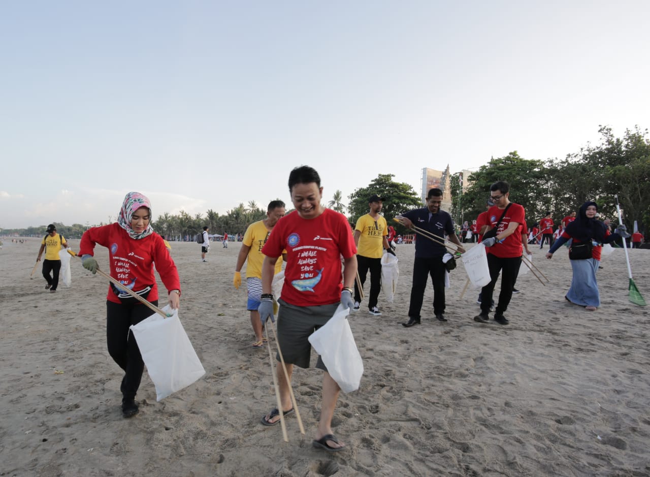 Dirut Pertamina Punguti Sampah di Pantai Kuta