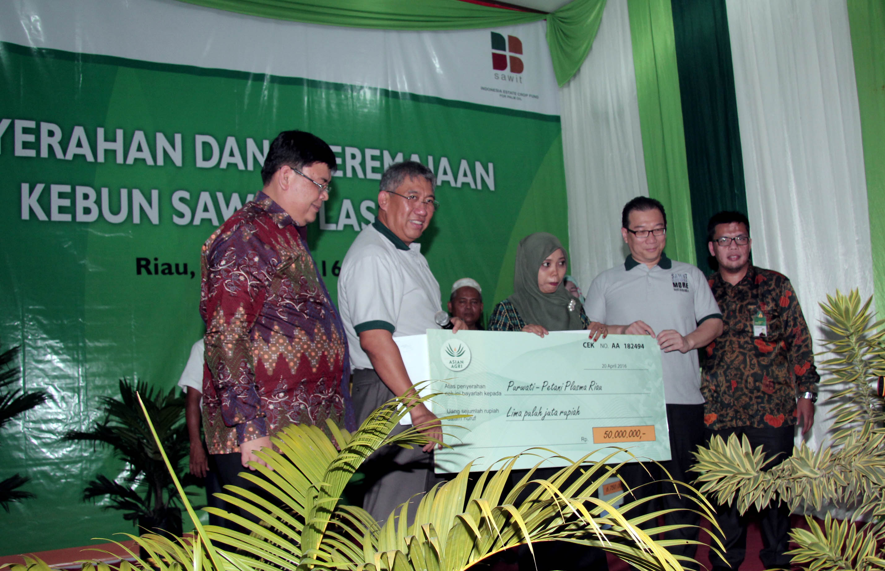 Dana Peremajaan Kebun Sawit Rp 6,75 Miliar Diserahkan