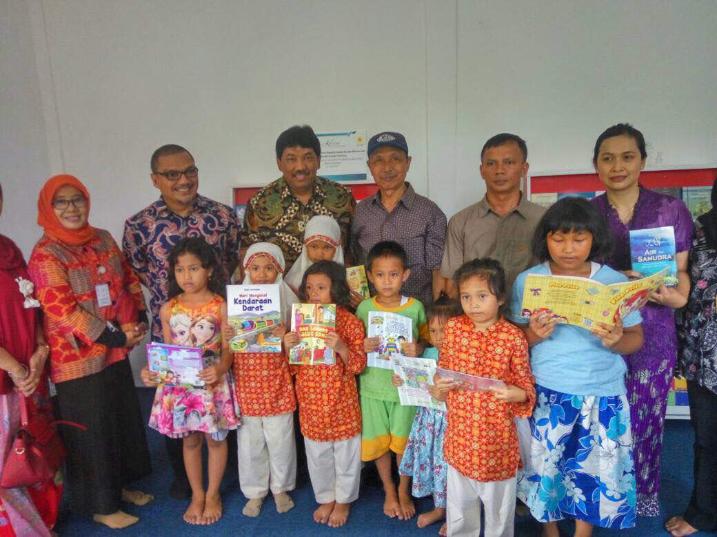 Seribu Buku Bacaan untuk Sekolah Sungai Ciliwung