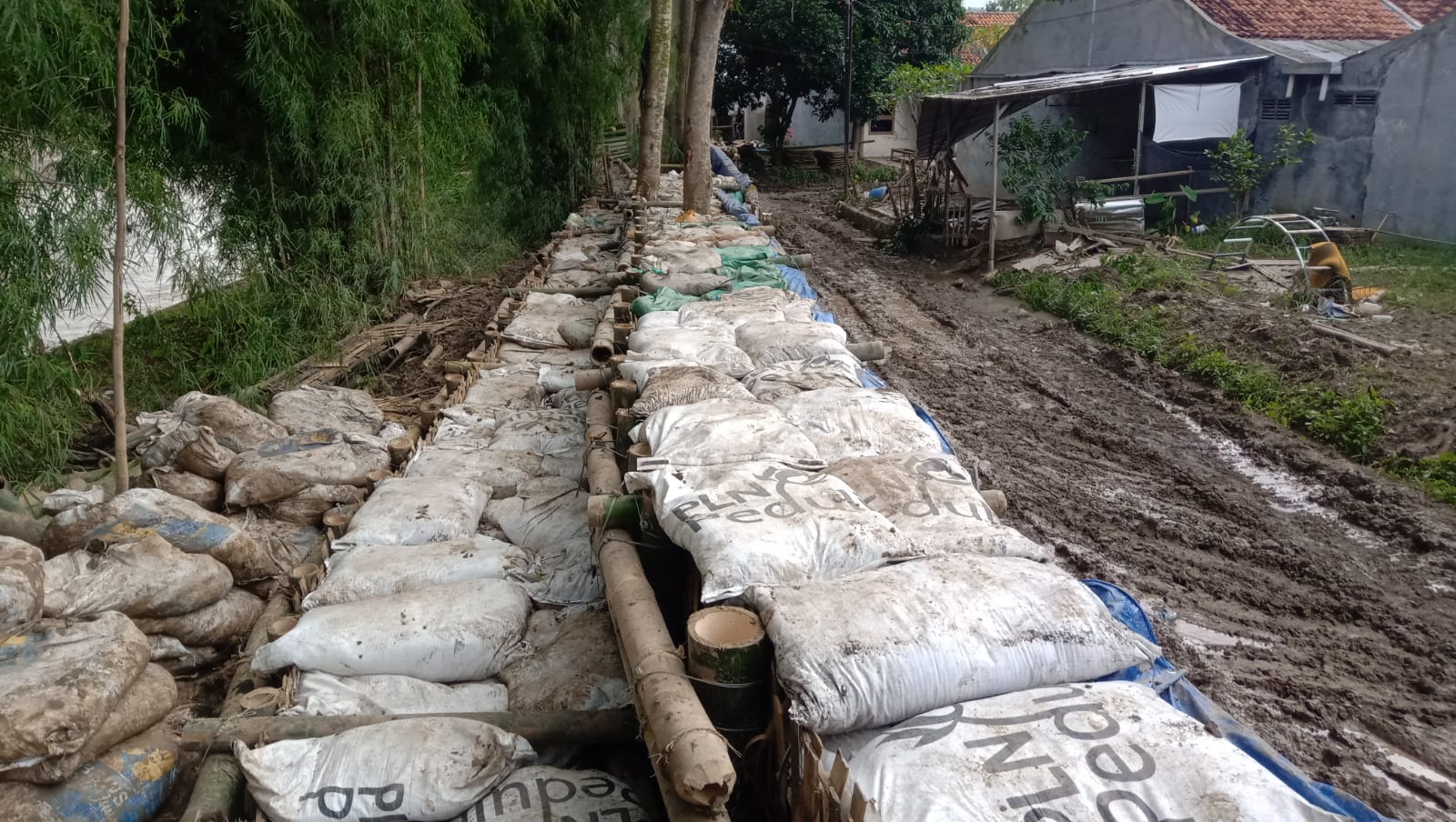 Ribuan Sak FABA Untuk Perbaikan Tanggul Akibat Banjir