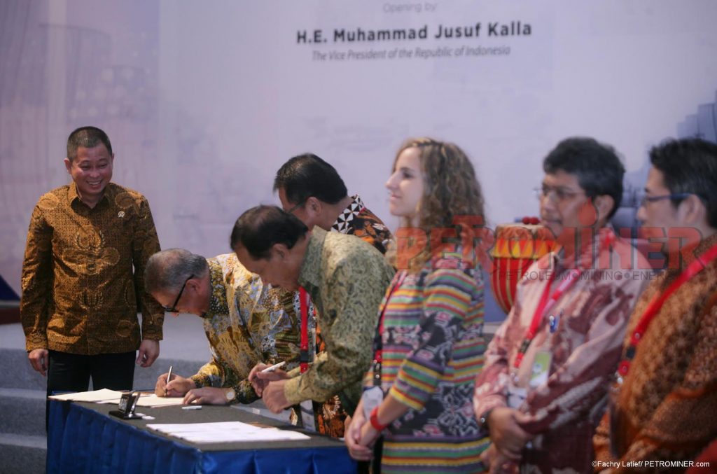 Menteri ESDM Igansius Jonan menyaksikan penandatangan kontrak listrik panasbumi pada acara pembukaan The 5th Indonesia International Geothermal Convention & Exhibition (IIGCE) 2017, Rabu (2/8). (Petrominer/Fachry Latief)
