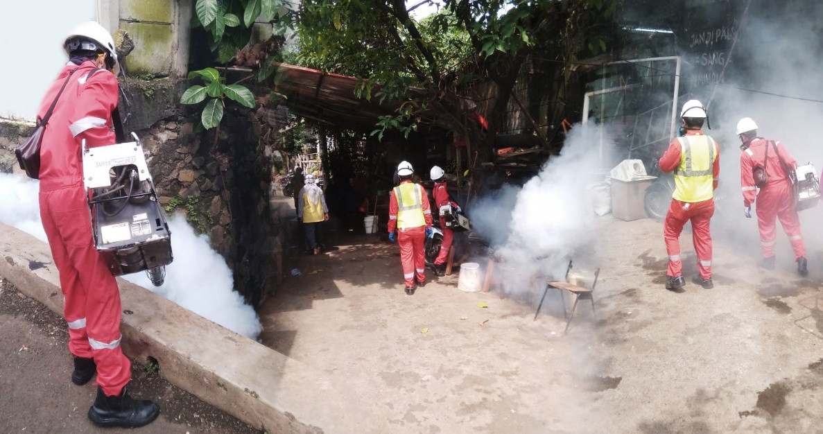 Antisipasi DBD Pasca Banjir, Elnusa Fogging Sekitar Graha Elnusa
