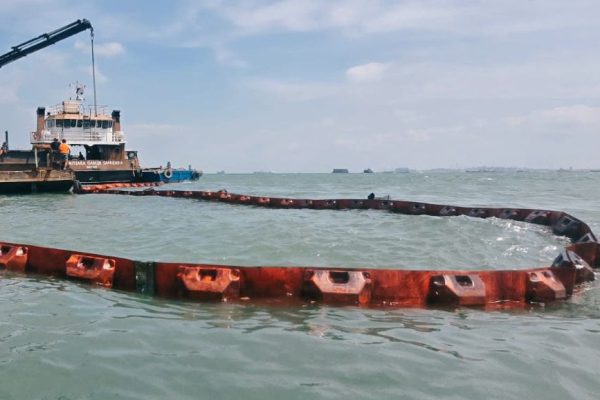 PTK Gelar Oil Boom di Lokasi Insiden KMP Batumandi