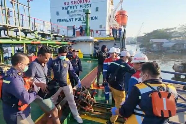 MT Mauhau Serahkan 16 Korban ke Basarnas
