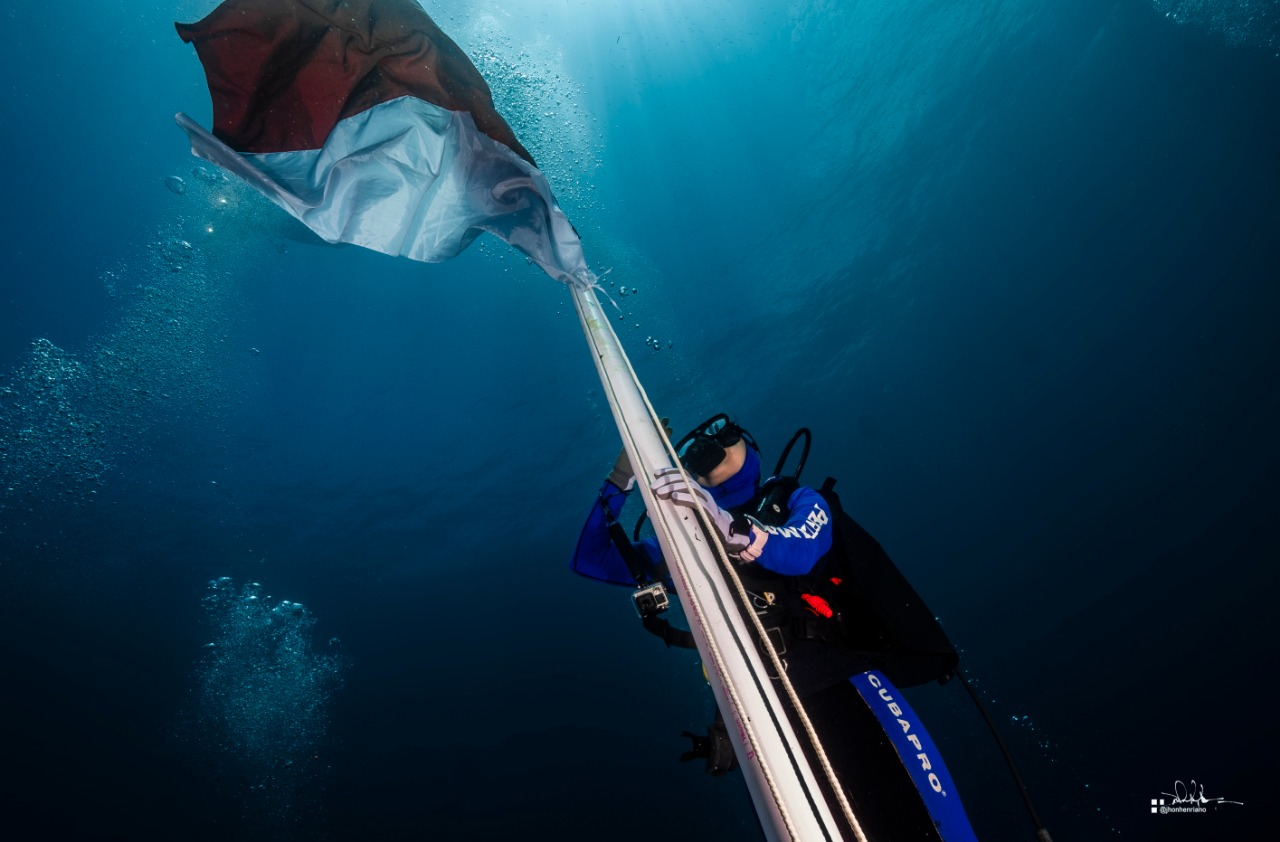 Upacara Bendera HUT RI di Bawah Laut Ternate