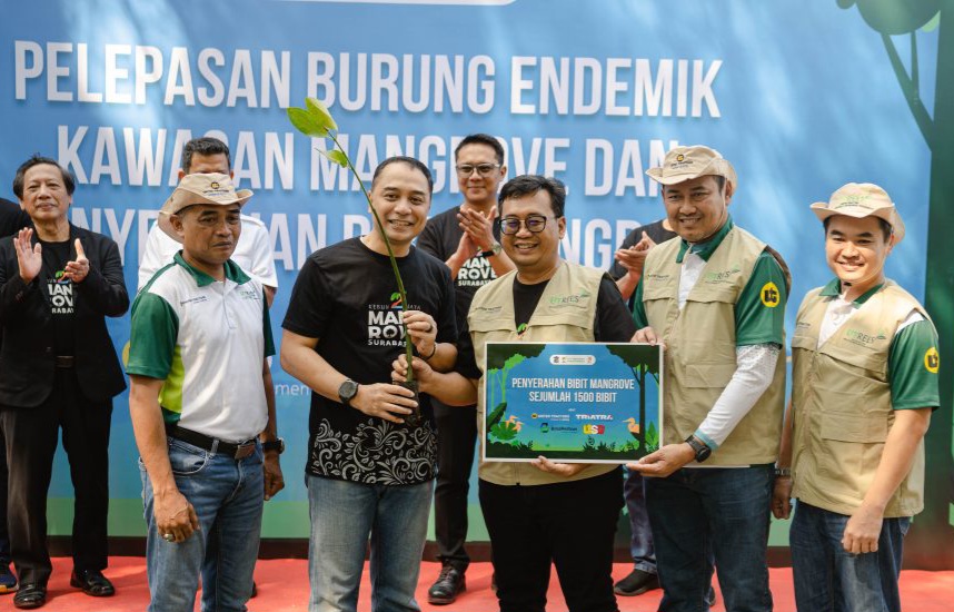 United Tractors Lepas Burung Endemik di Kebun Raya Mangrove Surabaya