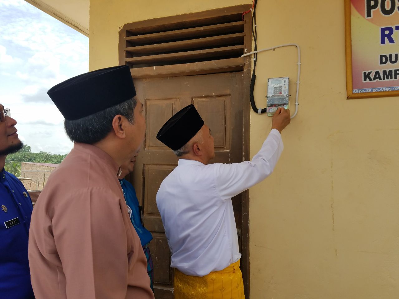 PLN Listrikan 13 Desa di Riau Secara Serempak