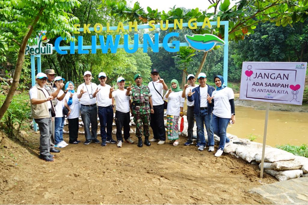 PLN Peduli Ciliwung, Bersih-bersih dan Tebar Ikan