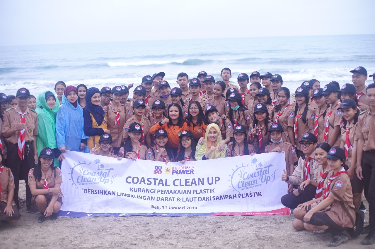 Indonesia Power Gandeng Pramuka Bersihkan Pantai Kuta