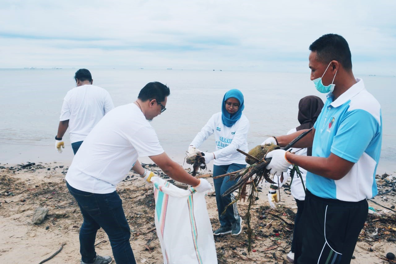 CKB Logistics Ajak Masyarakat Bersihkan Pantai Sepinggan