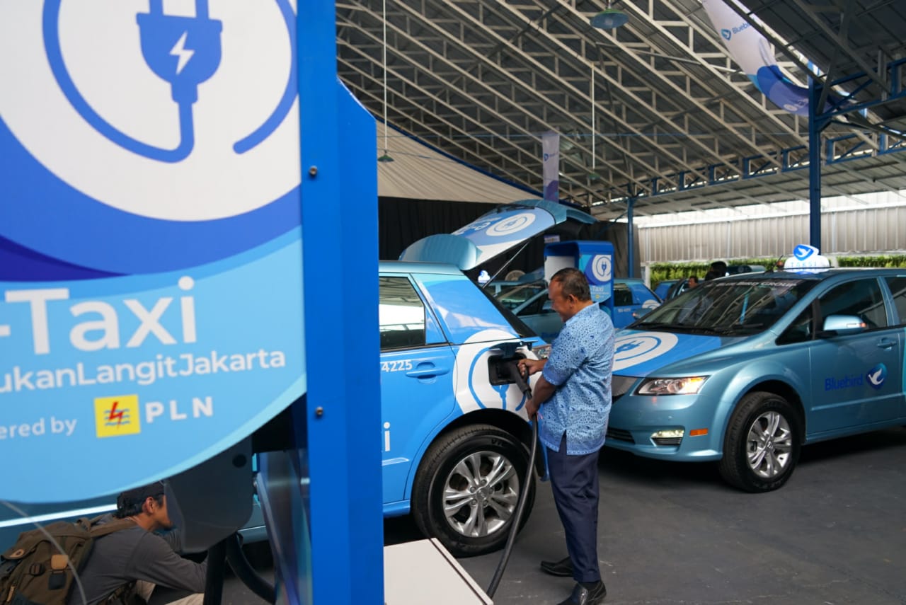 PLN Pasok Listrik E-Taxi BlueBird