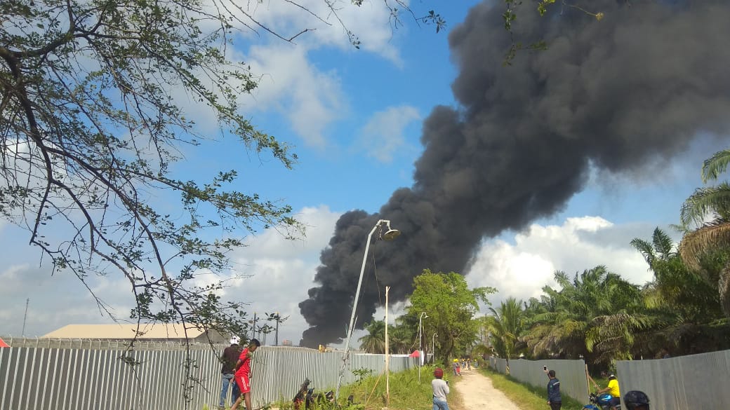 Pipa di Kilang Balikpapan Terbakar