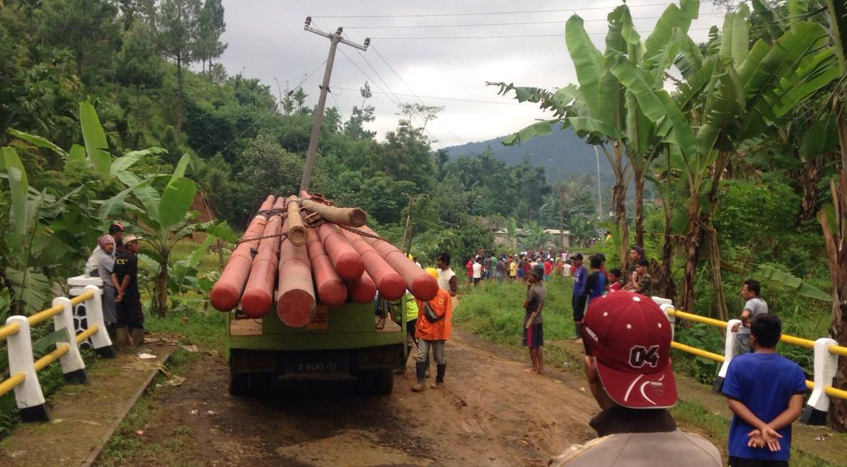 PLN Pulihkan Listrik Terdampak Banjir dan Longsor di Sukajaya