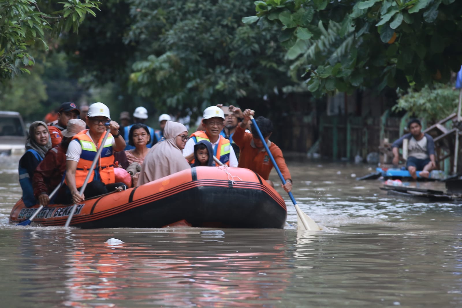 Sambil Kontrol Kelistrikan, PLN Bantu Evakuasi Warga di Tengah Banjir