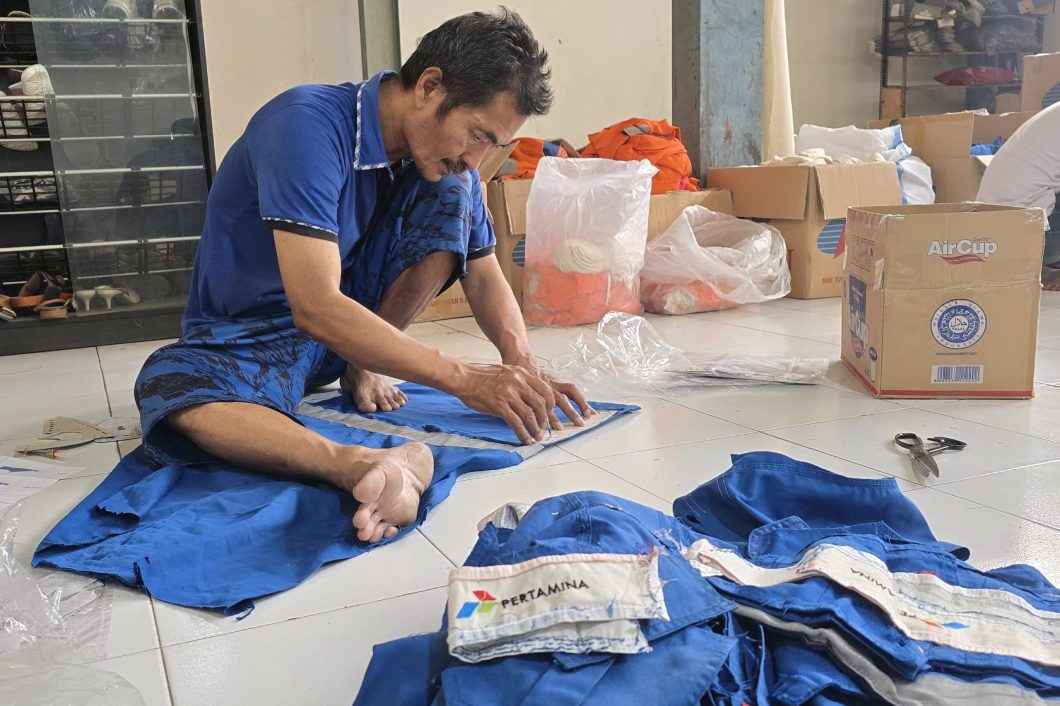 Inovasi Ramah Lingkungan, Coverall Bekas Diolah jadi Sepatu