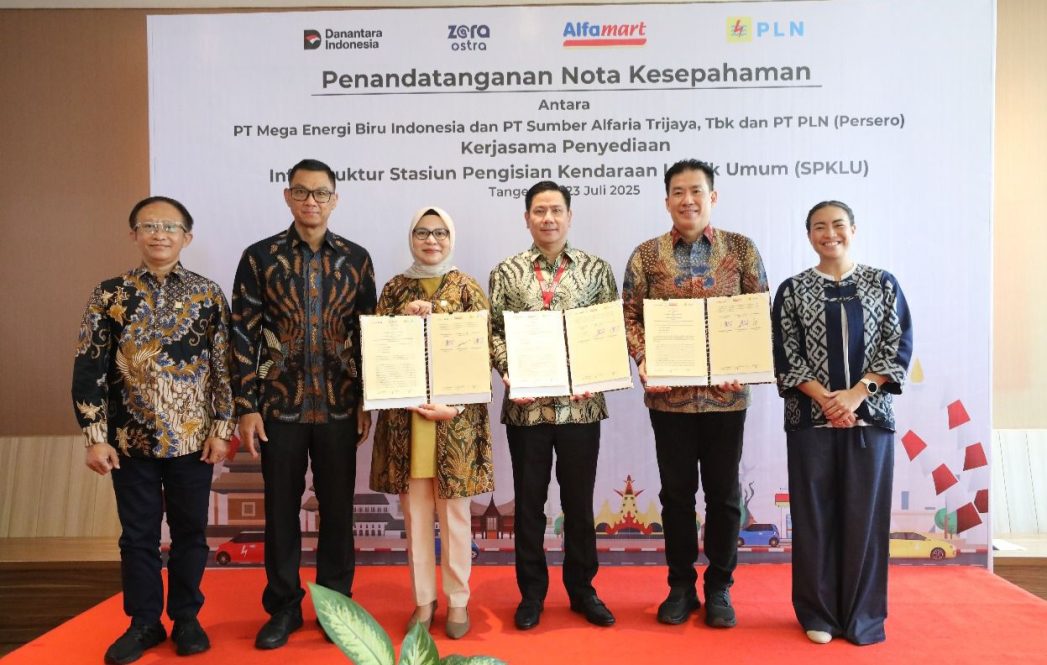 PLN Gandeng MEBI Hadirkan SPKLU di Alfamart