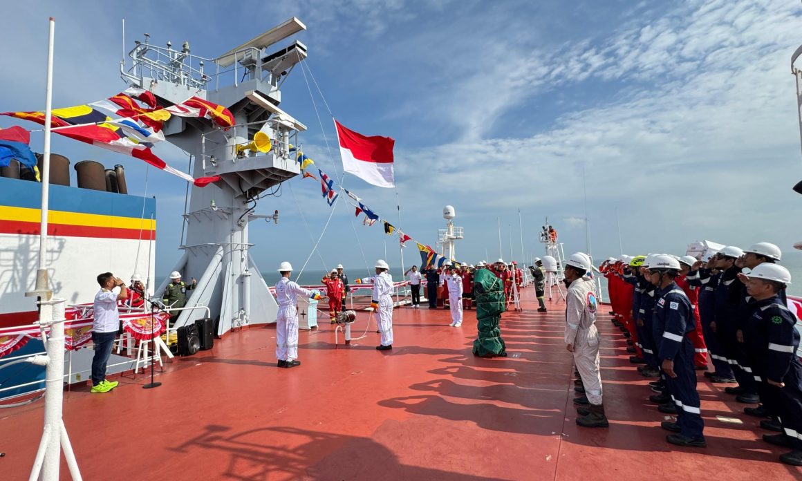 Upacara HUT Kemerdekaan RI di Fasilitas Lepas Pantai Selat Berhala