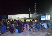 Di Tengah Gelap, Warga Menyambung Harapan di Rig Pengeboran