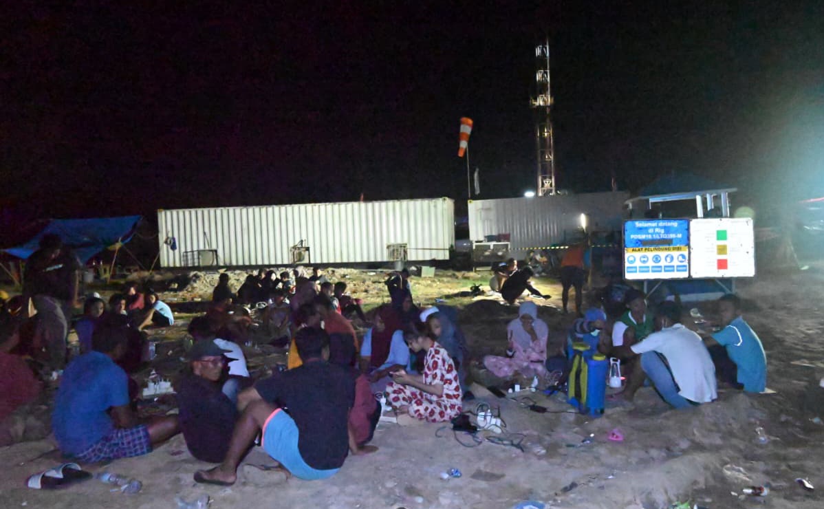 Di Tengah Gelap, Warga Menyambung Harapan di Rig Pengeboran