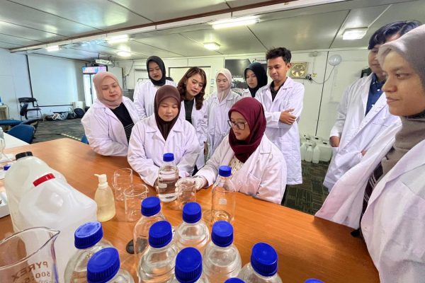 Gen Z Diajari Olah Sampah Organik jadi Cairan Anti Korosif