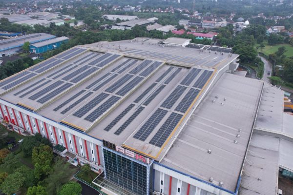 Energia Prima Nusantara Pasang PLTS Atap di Astra Komponen Indonesia