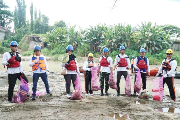 PTBA Keruk 1,56 Ton Sampah dari Sungai Enim