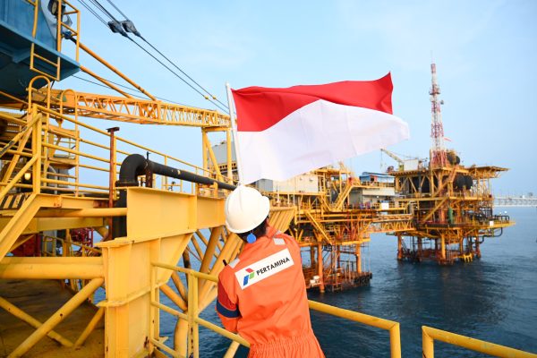 Kru Rig Gelar Upacara Bendera di Tengah Operasional