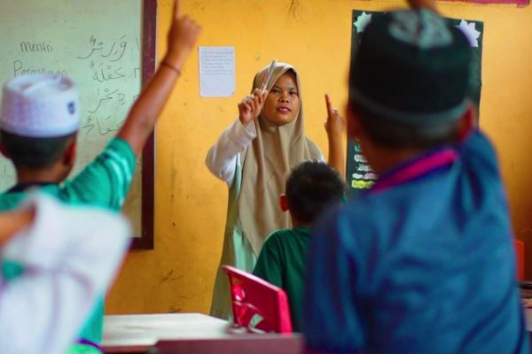 Listrik 24 Jam Membuka Jalan Cita-Cita Anak Desa Patialo