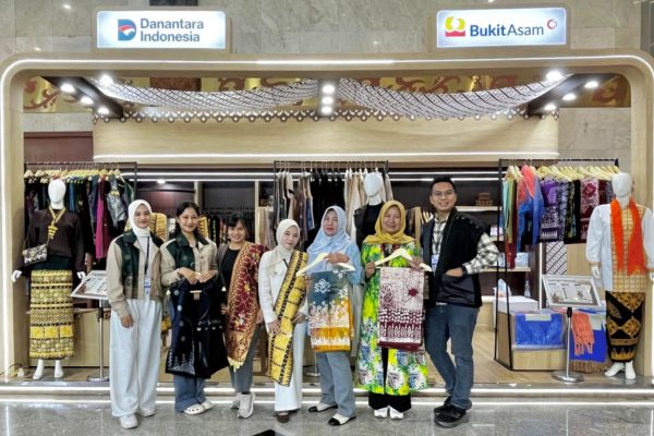 PTBA Promosikan Tiga Wastra Lokal di INACRAFT 2026