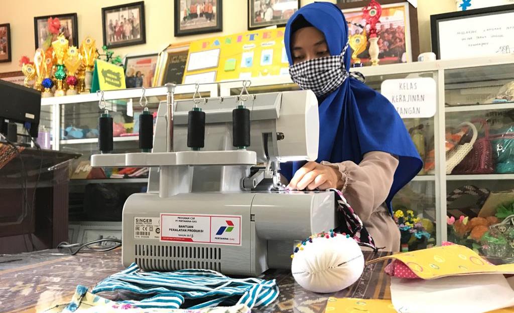 Komunitas Tuli Bikin Masker dari Kain Perca