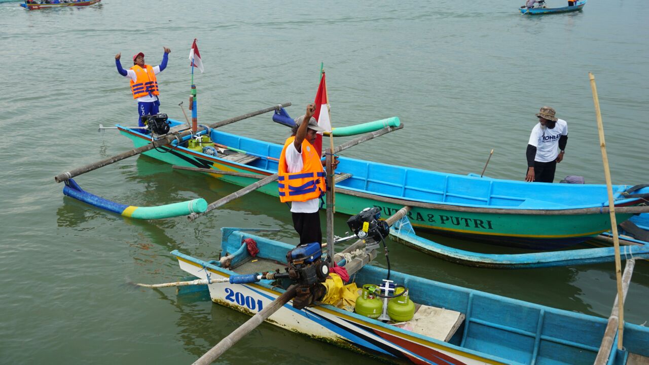 Pertamina Bagikan Konverter Kit Untuk Nelayan di Cilacap