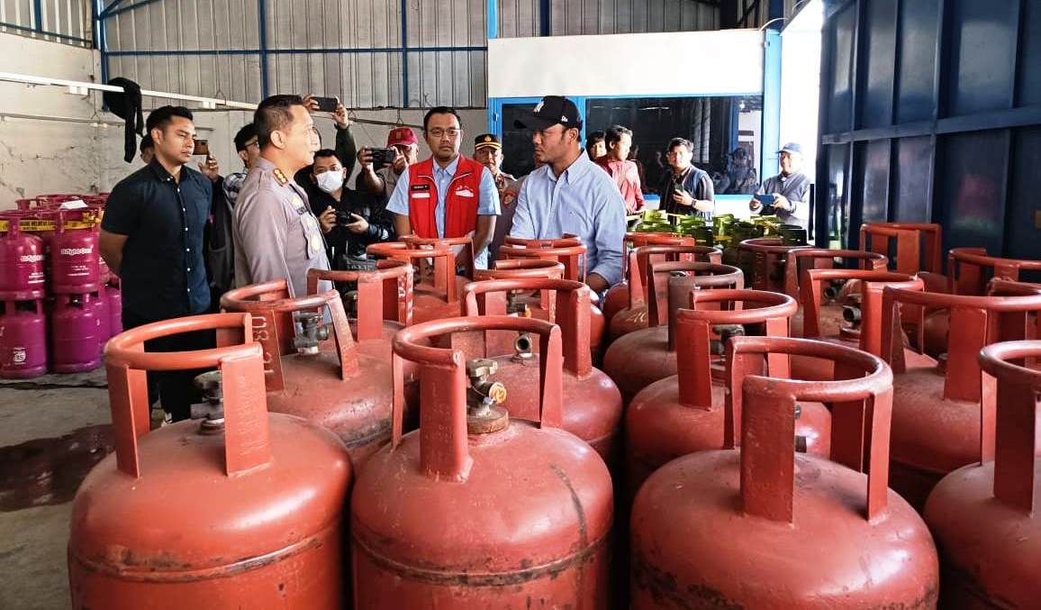 Polresta Bandung Ungkap Kasus Pengoplosan LPG di Bandung