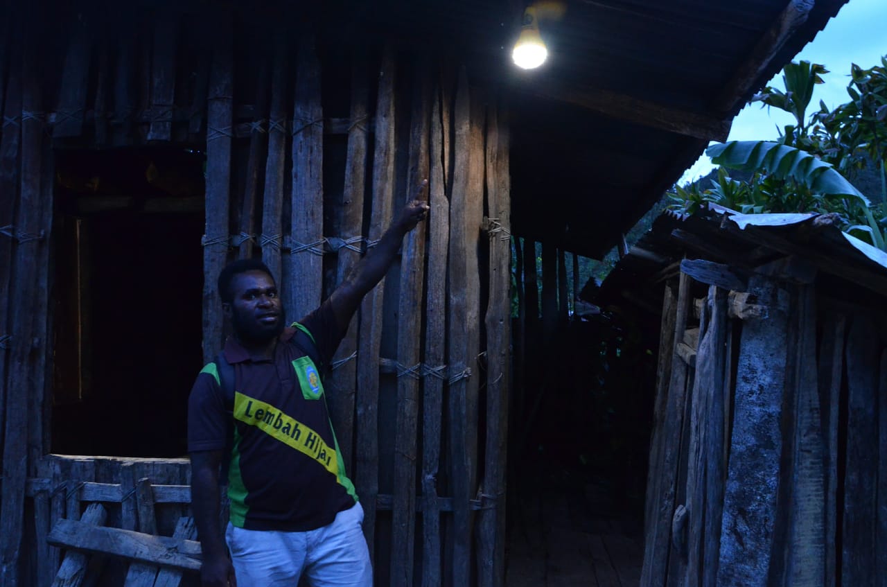 Lampu Surya Bawa Perubahan di Pedalaman Papua