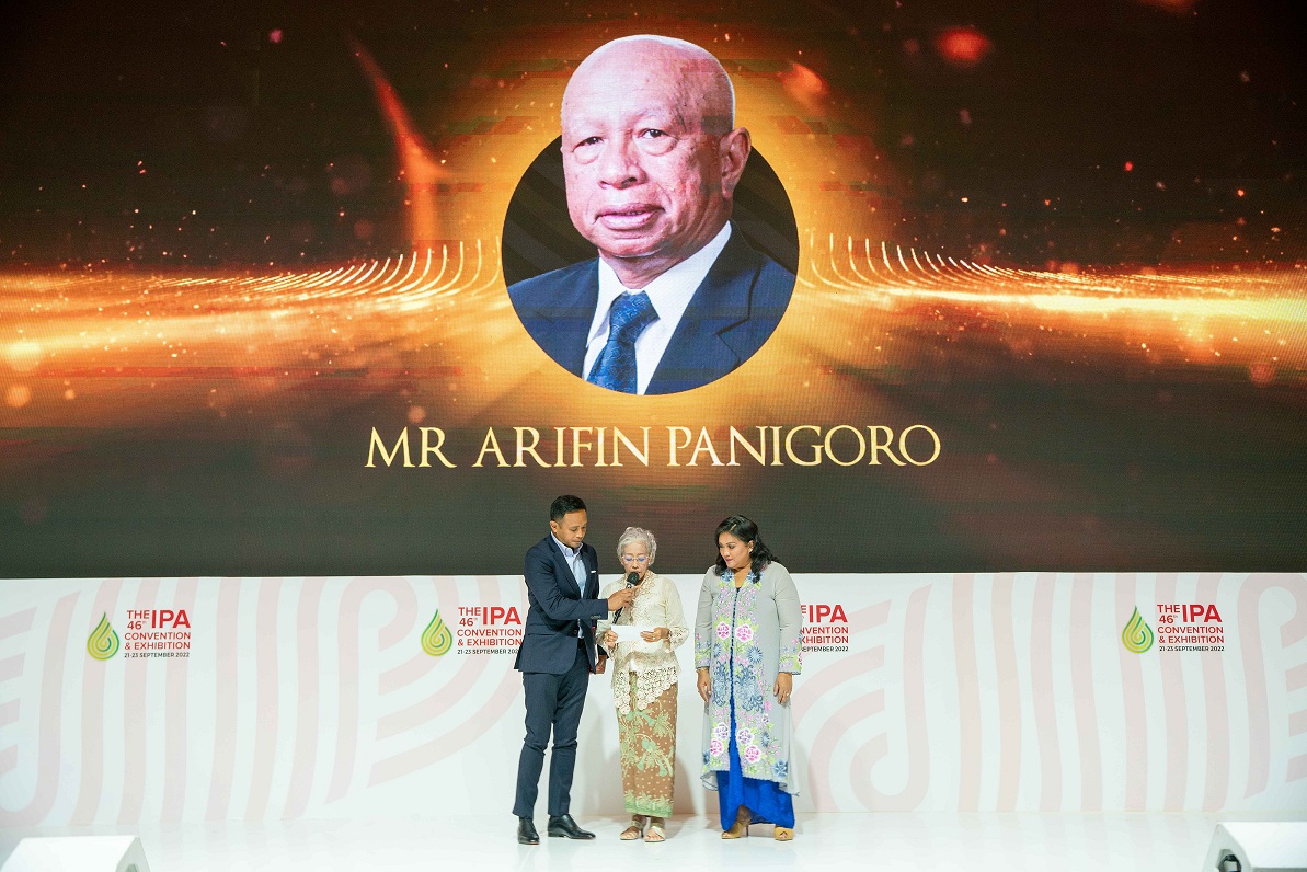Arifin Panigoro Terima Lifetime Achievement Award dari IPA