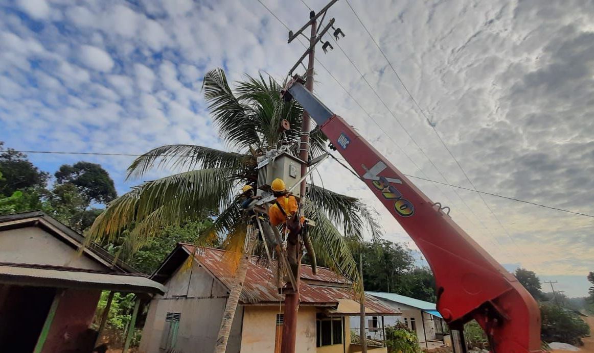 Momen HUT RI, PLN Merdekakan Listrik bagi 953 Warga di Kalbar