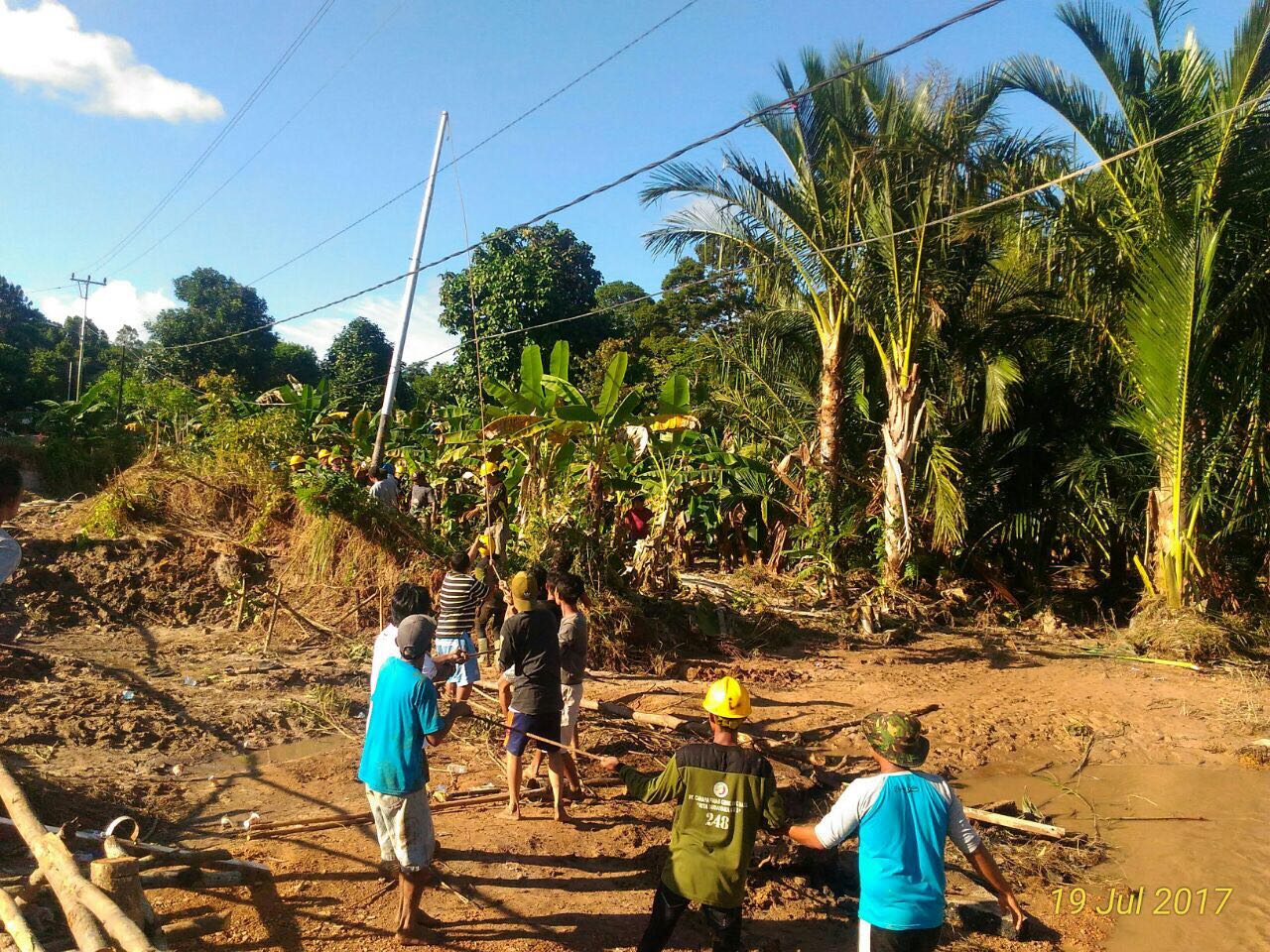 Dibantu Warga, PLN Pulihkan Pasokan Listrik Gantung