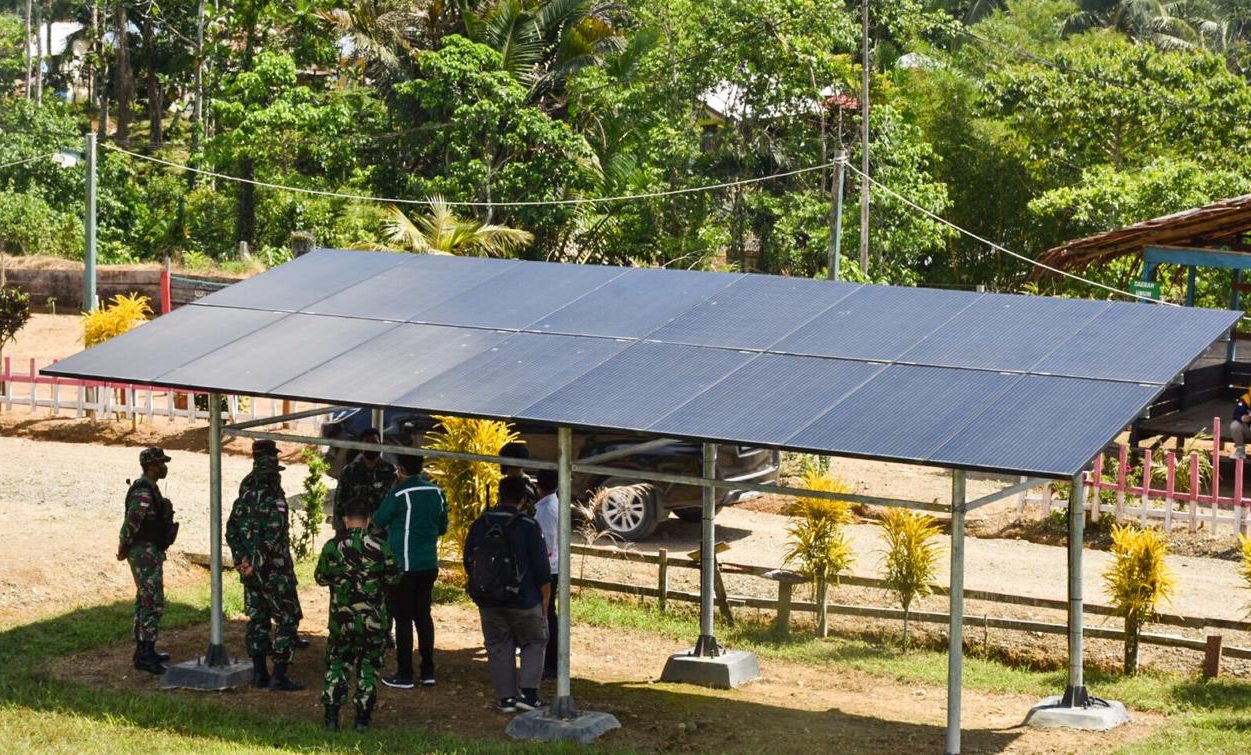 Energi Surya Terangi 22 Pos Jaga TNI di Perbatasan