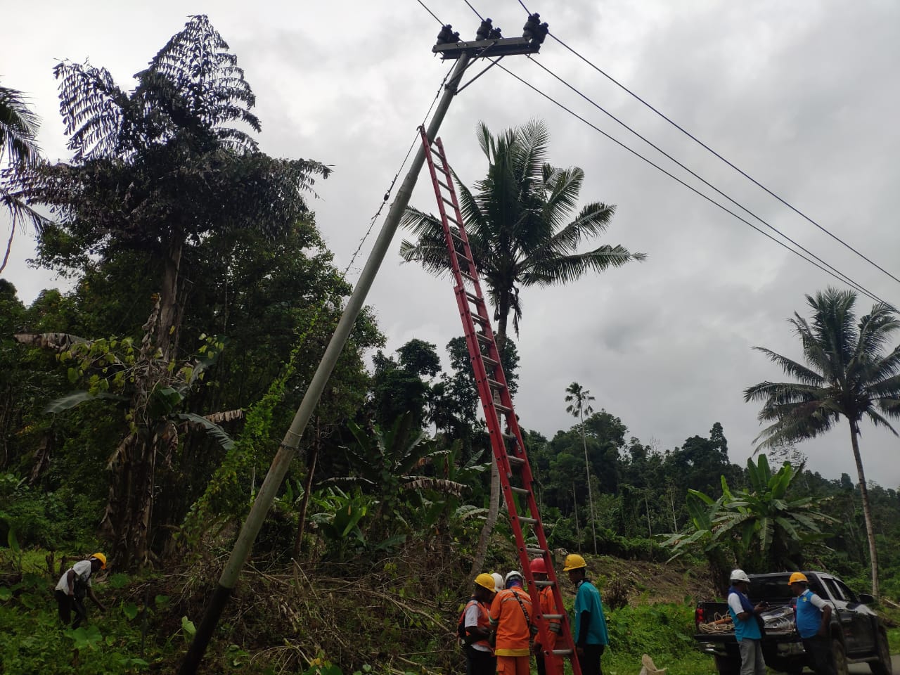 PLN Pulihkan Kelistrikan di Gane, Pasca Gempa 7,2 SR