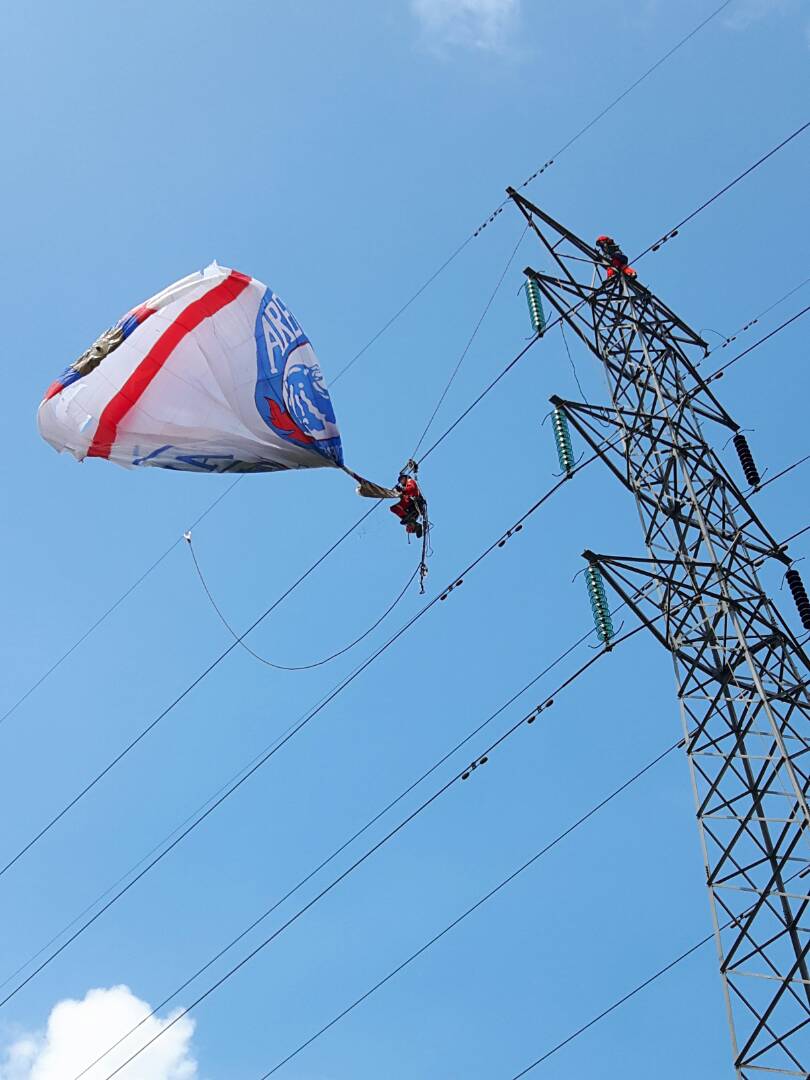 Aksi Petugas PLN Copot Balon Udara di SUTT