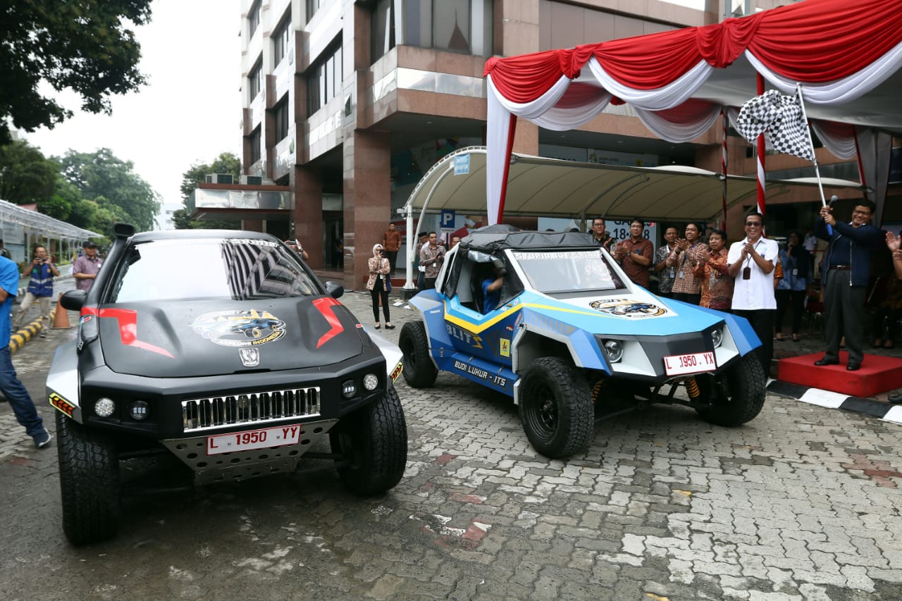 Mobil Listrik BLITS Explore Indonesia Isi Ulang Baterai di SPLU