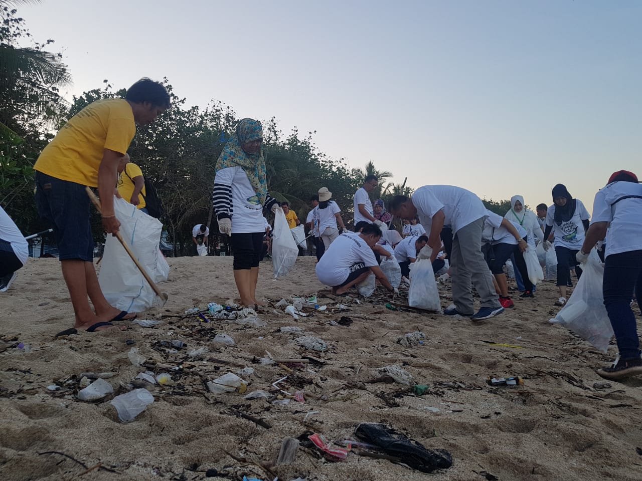 Serikat Pekerja Pertamina Gelar Aksi Bersih Pantai Kuta